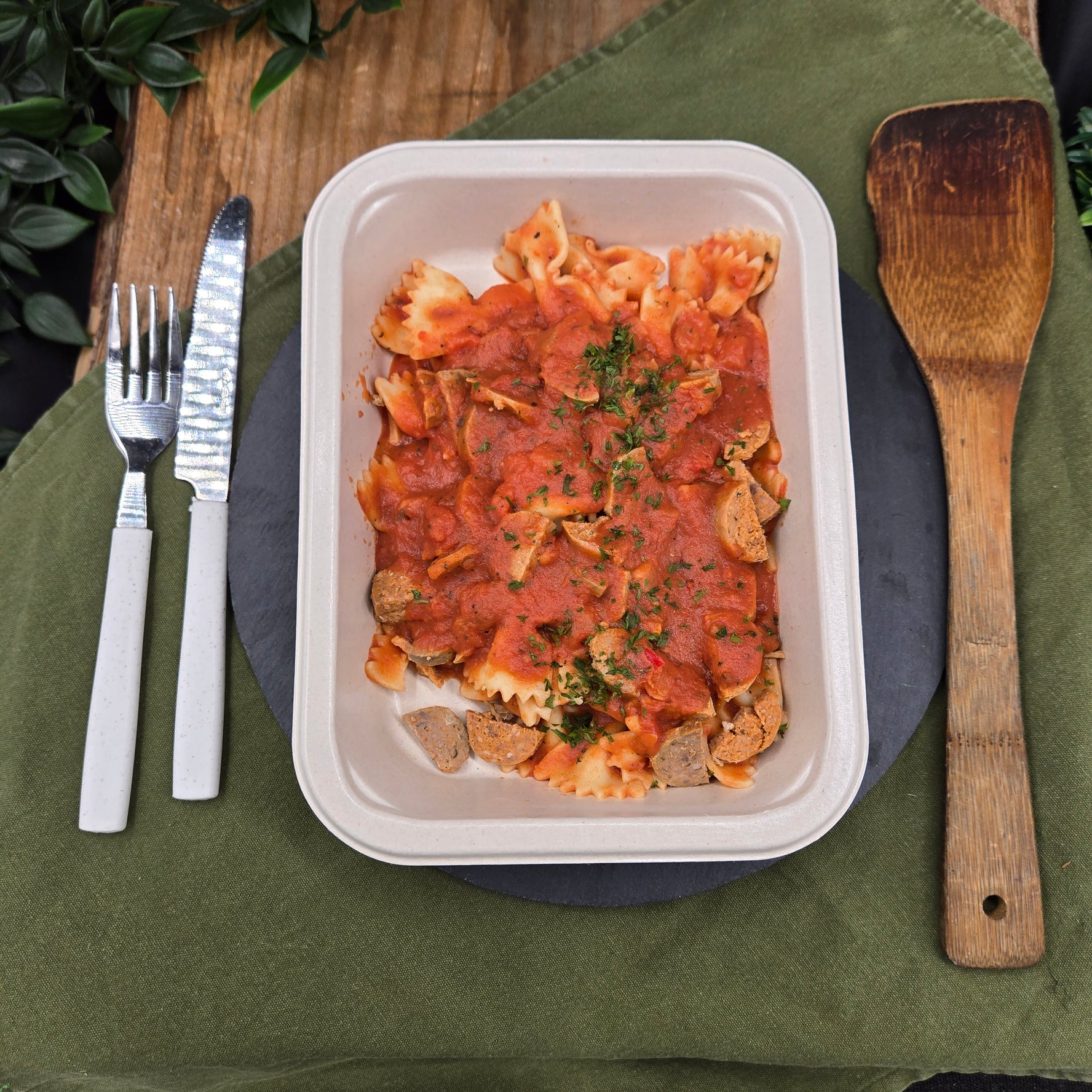 Farfalle sauce tomate, poivrons rôtis et saucisses italiennes