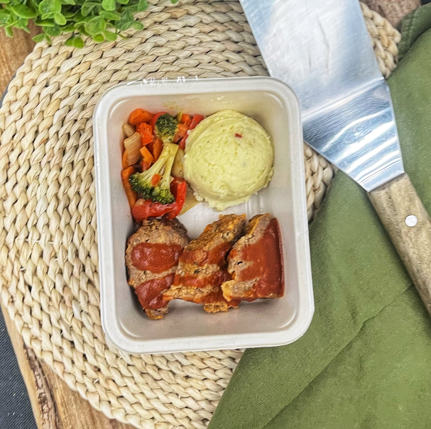 Pain de viande sauce tomate, patates pilées et légumes