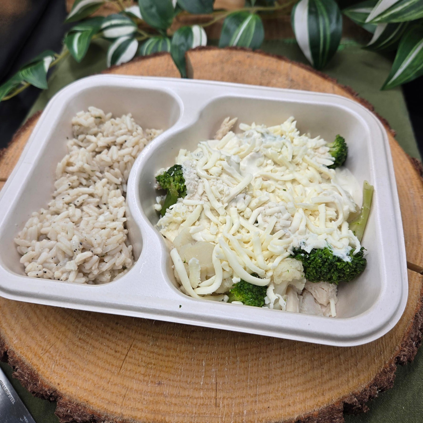 Poulet à la crème et moutarde avec riz et légumes