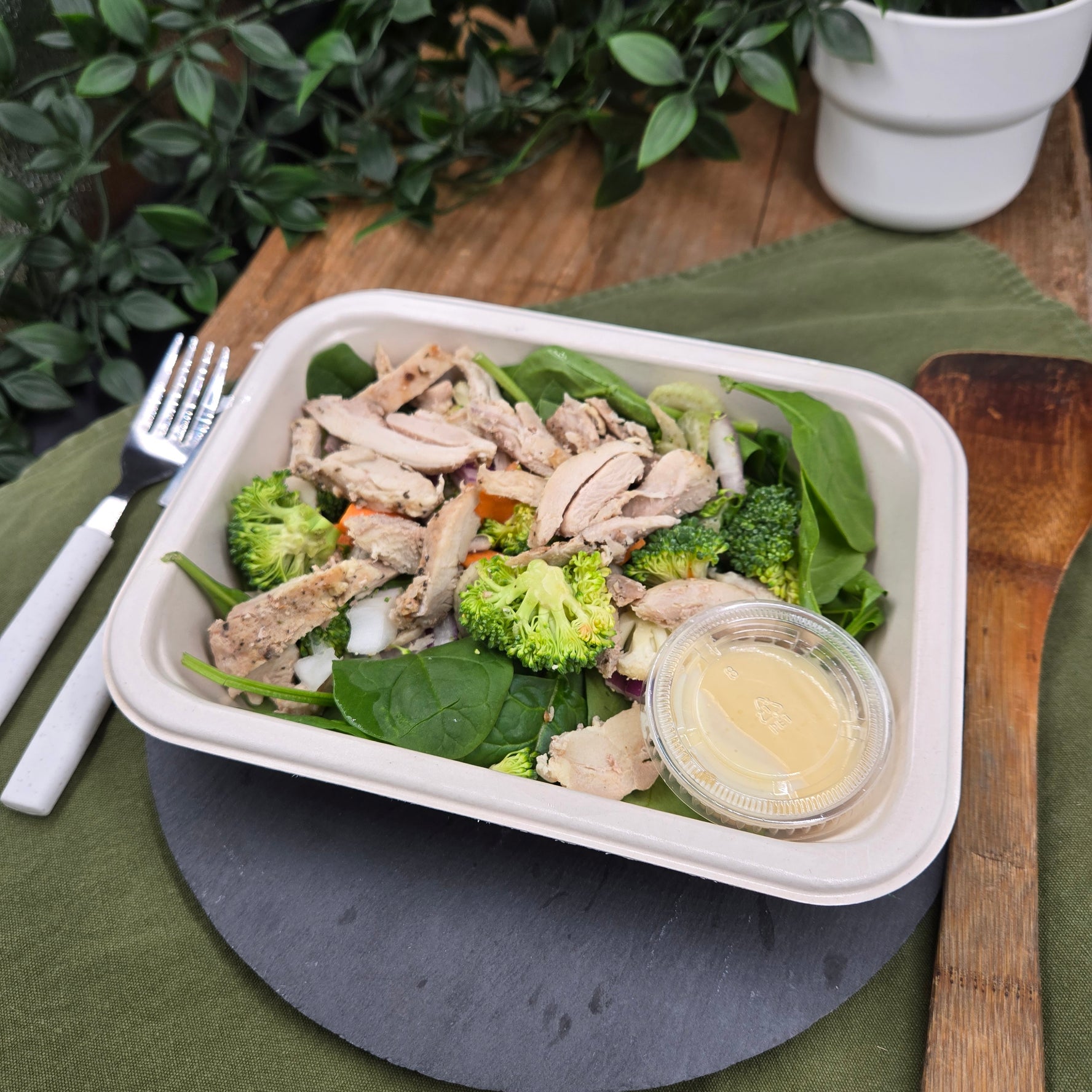 Salade de bébés épinards au légumes et poulet grillé