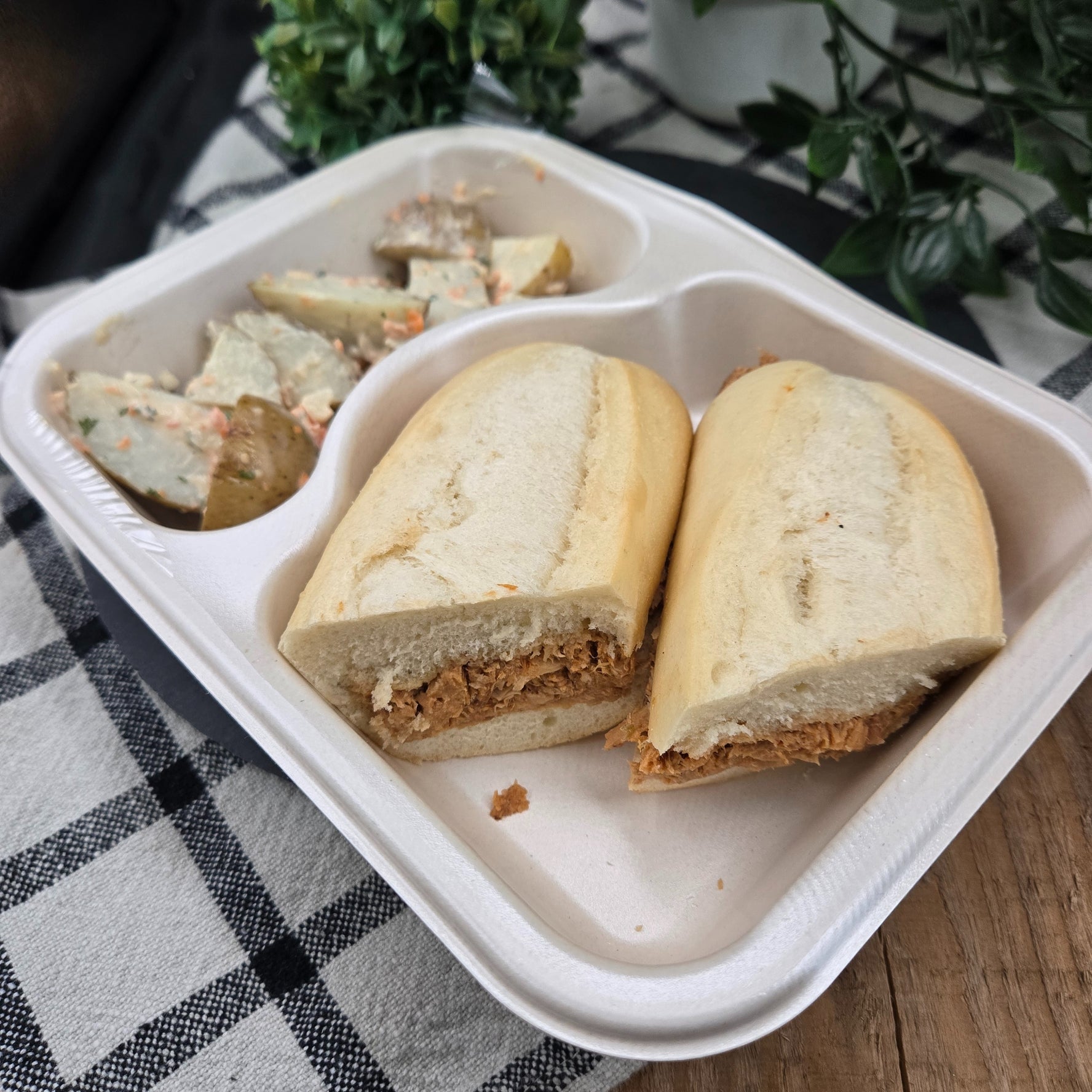 Sandwich de porc effiloché avec salade de patates