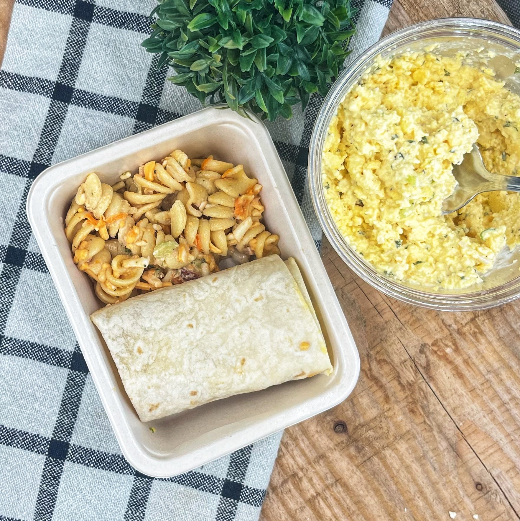 Wrap aux oeufs avec salade de pâtes