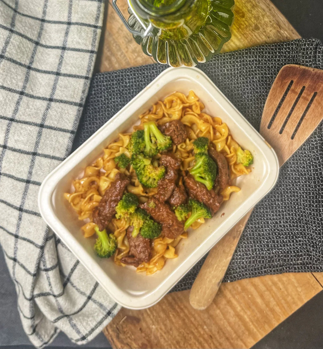 Boeuf au brocolis sur nouilles aux œufs