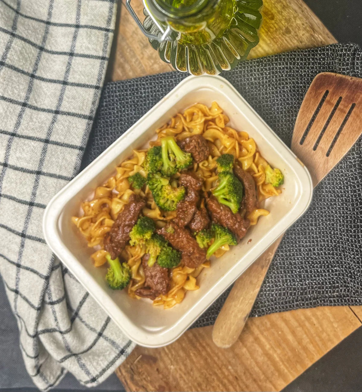 Boeuf au brocolis sur nouilles aux œufs