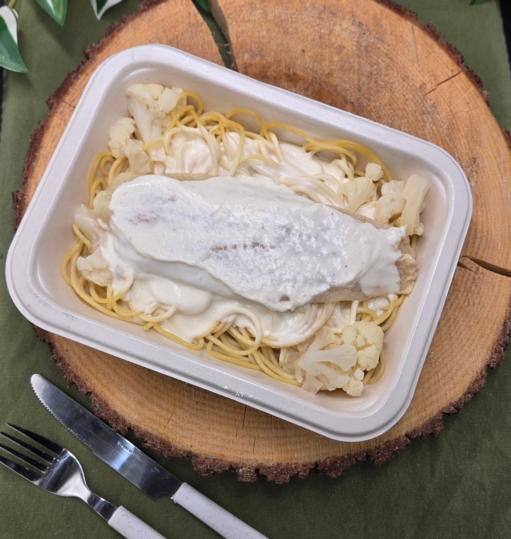 Filet de poisson blanc avec sauce au citron sur spaghetti